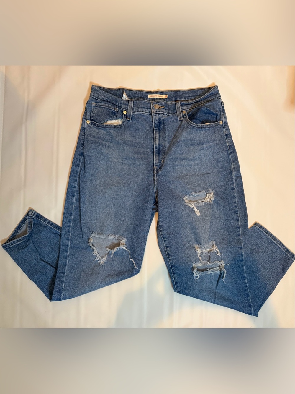 Women’s Levi’s High-Rise Distressed Mom Jean Size 32